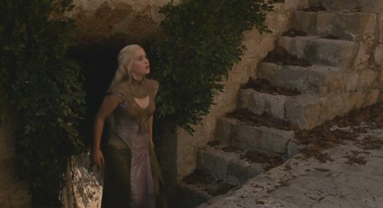 Daenerys arriving at House of Undying
